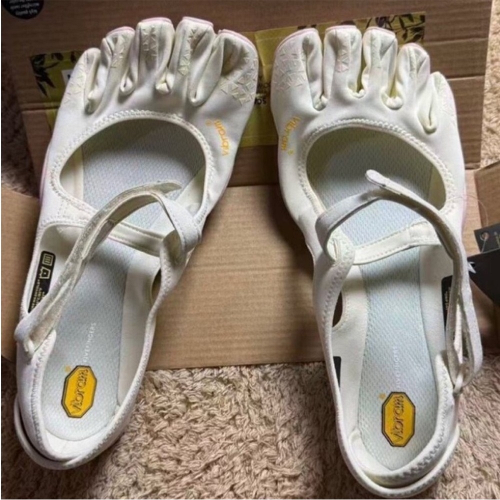Vibram FiveFingers Women's White Toe-Design Mary Jane Shoes